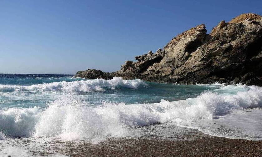 Πασίγνωστος Έλληνας ηθοποιός ολόγυμνος στην παραλία (pics)