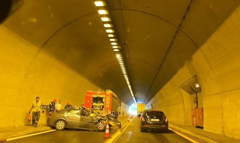Σοβαρό τροχαίο στην Εγνατία Οδό - Αυτοκίνητο έπεσε με ταχύτητα σε τοίχο του τούνελ (pics)