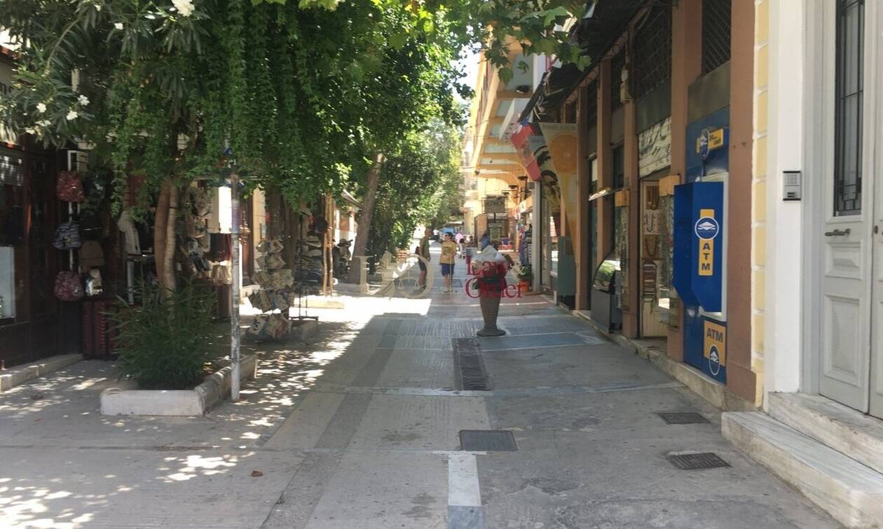 Κορονοϊός: Αγνώριστη η Πλάκα - Άδεια μαγαζιά και εστιατόρια (pics)