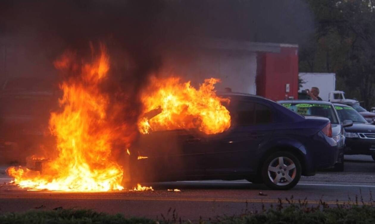 Αυτοκίνητο «τυλίχθηκε» στις φλόγες στην Αθηνών - Λαμίας