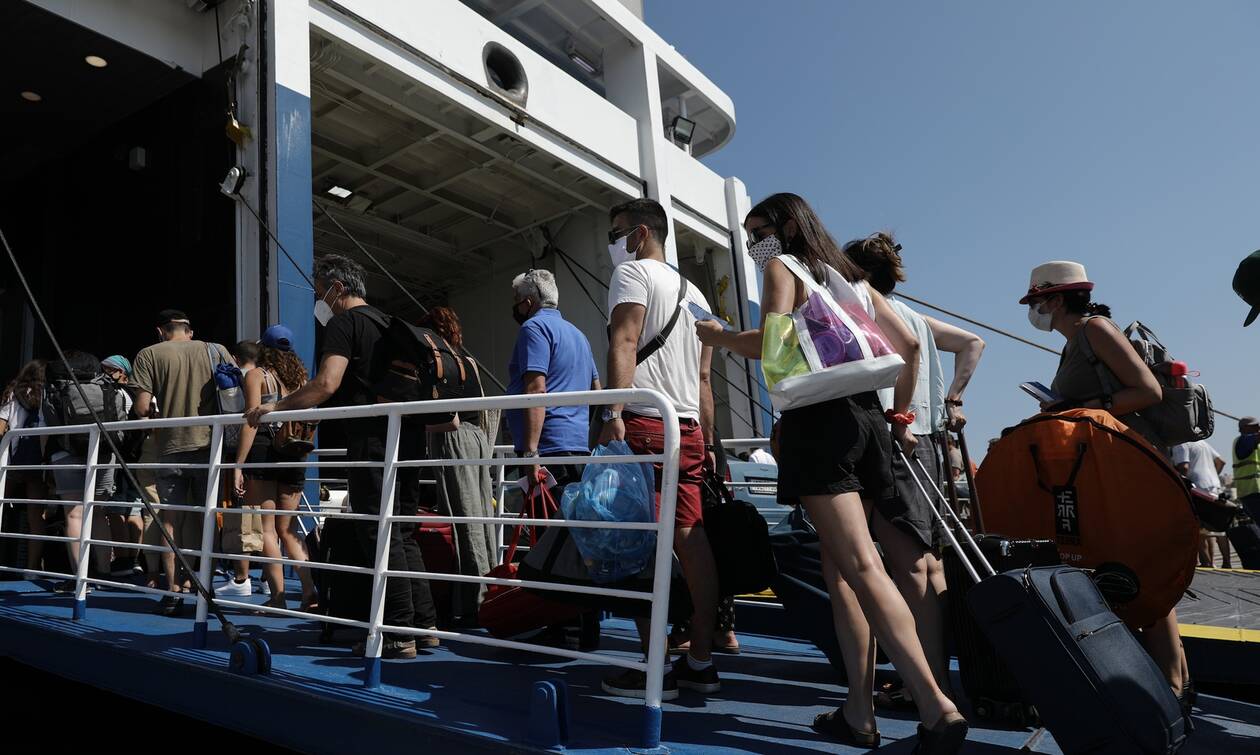 Ουρές χιλιομέτρων στο λιμάνι του Πειραιά - Αναχωρούν οι αδειούχοι του Αυγούστου με αυξημένα μέτρα