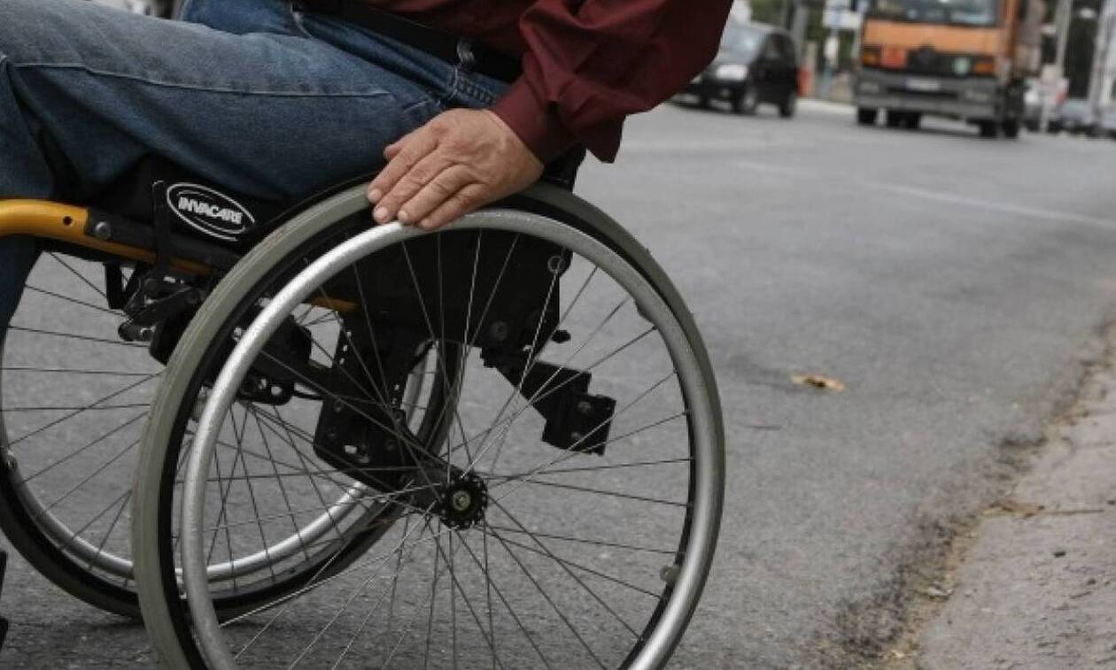Σοκάρει η δικαιολογία για παρκάρισμα σε ράμπα ΑΜΕΑ: «Ποιος ανάπηρος κυκλοφορεί στις 22:00»