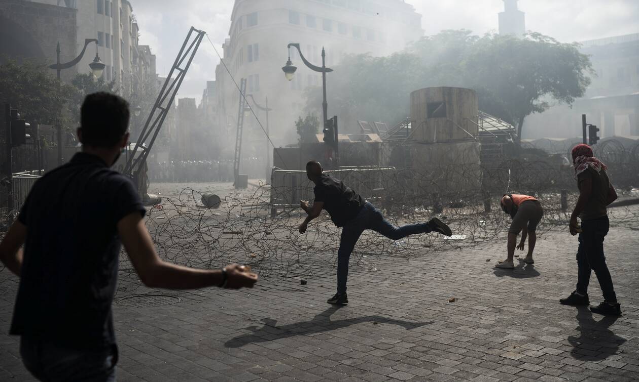 Βηρυτός: Βίαια επεισόδια και οργή – Διαδηλωτές εισέβαλαν στο υπ. Εξωτερικών – Σοκαριστικές εικόνες
