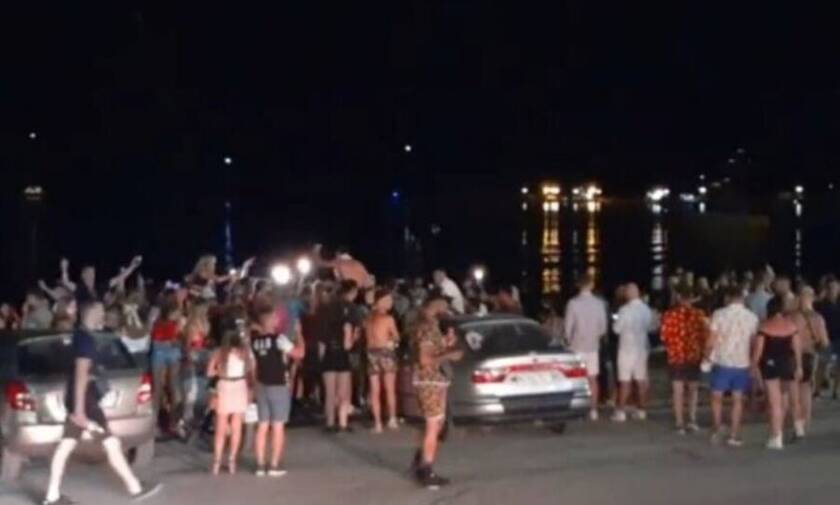 Ζάκυνθος: Χαμός σε παραλία μετά το κλείσιμο των μπαρ στις 12 - Συνωστισμός μέχρι... πρωίας!