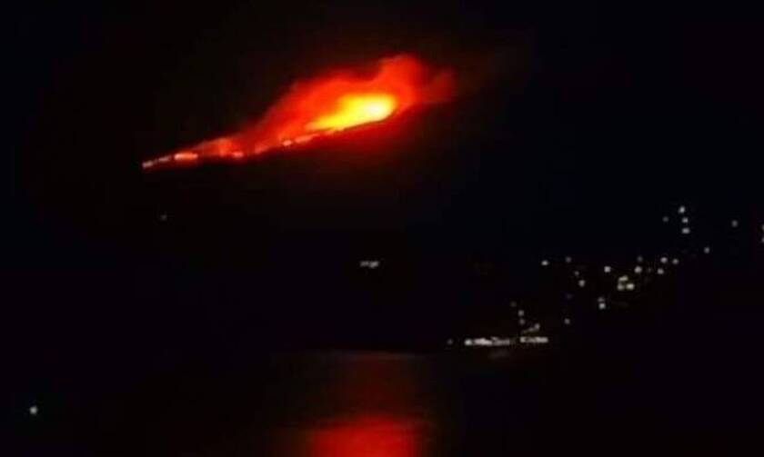 Ικαρία: Μεγάλη δασική πυρκαγιά στο Μονοκάμπι - Εκκενώθηκαν οικισμοί μέσα στη νύχτα