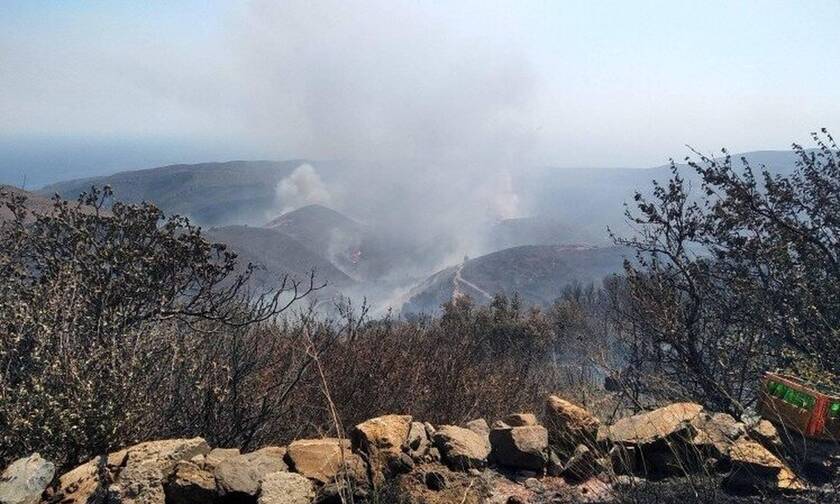 Κρήτη: Μαίνεται η φωτιά στο Σέλινο - Εκκενώθηκε η παραλία του Κεδρόδασους