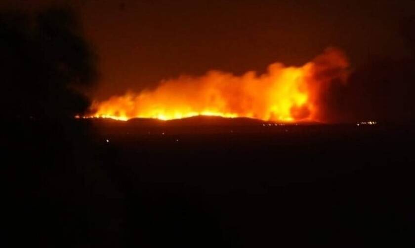 Μεγάλη φωτιά κατακαίει το Τσεσμέ - Ορατές οι φλόγες από τη Χίο (vid)