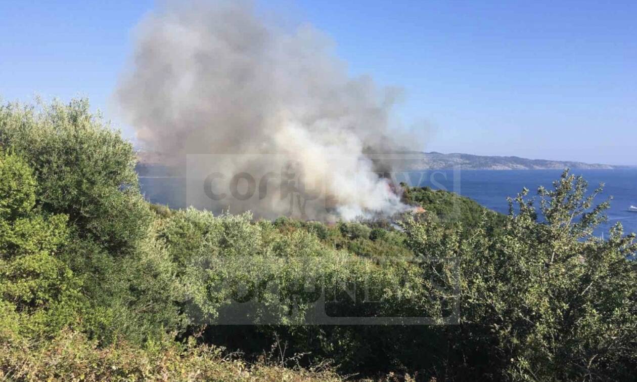 Φωτιά ΤΩΡΑ στην Κέρκυρα: Το λιμενικό απομάκρυνε λουόμενους (pics)