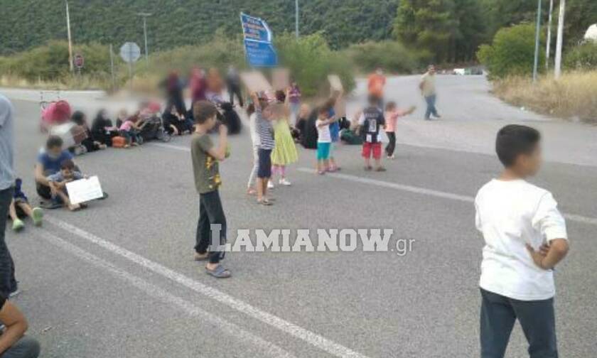 Λαμία: Πρόσφυγες έκλεισαν τον δρόμο στις Θερμοπύλες (pics)