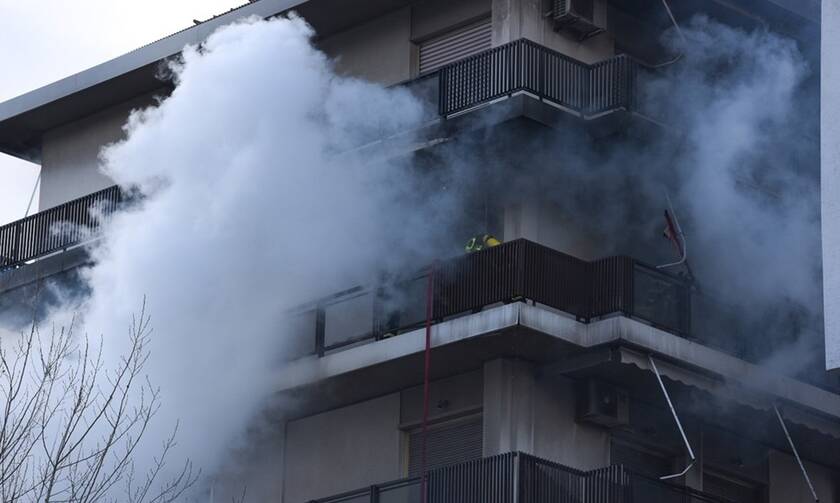 ΤΩΡΑ: Μεγάλη φωτιά σε διαμέρισμα στην Κυψέλη