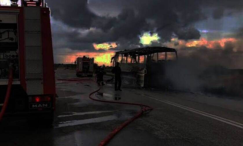 Φθιώτιδα: Λεωφορείο του ΚΤΕΛ γεμάτο επιβάτες τυλίχθηκε στις φλόγες στην εθνική οδό