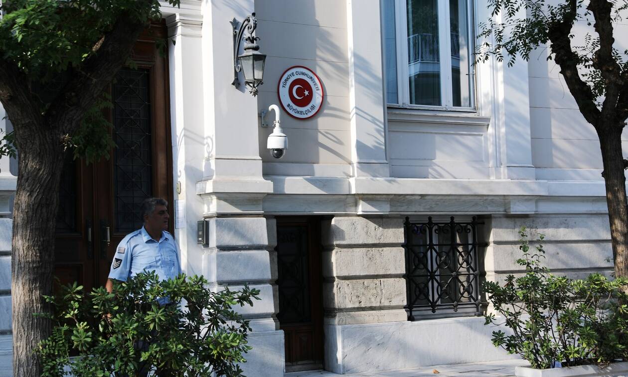 Πέταξαν μπογιές και τρικάκια στην τουρκική πρεσβεία στην Αθήνα (pics)
