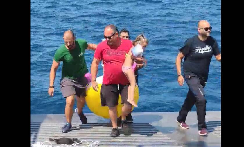 Ναύπακτος: Συγκλονιστικό βίντεο από την διάσωση 3χρονης από τη θάλασσα με ferry boat