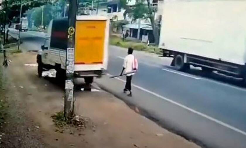 Βίντεο: Μεθυσμένος φορτηγατζής περνάει ΞΥΣΤΑ από πεζό - Είχε άγιο!