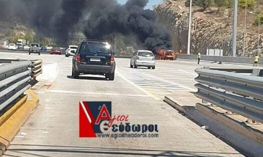 Συναγερμός στην Αθηνών - Κορίνθου: Λαμπάδιασε αυτοκίνητο (pics)