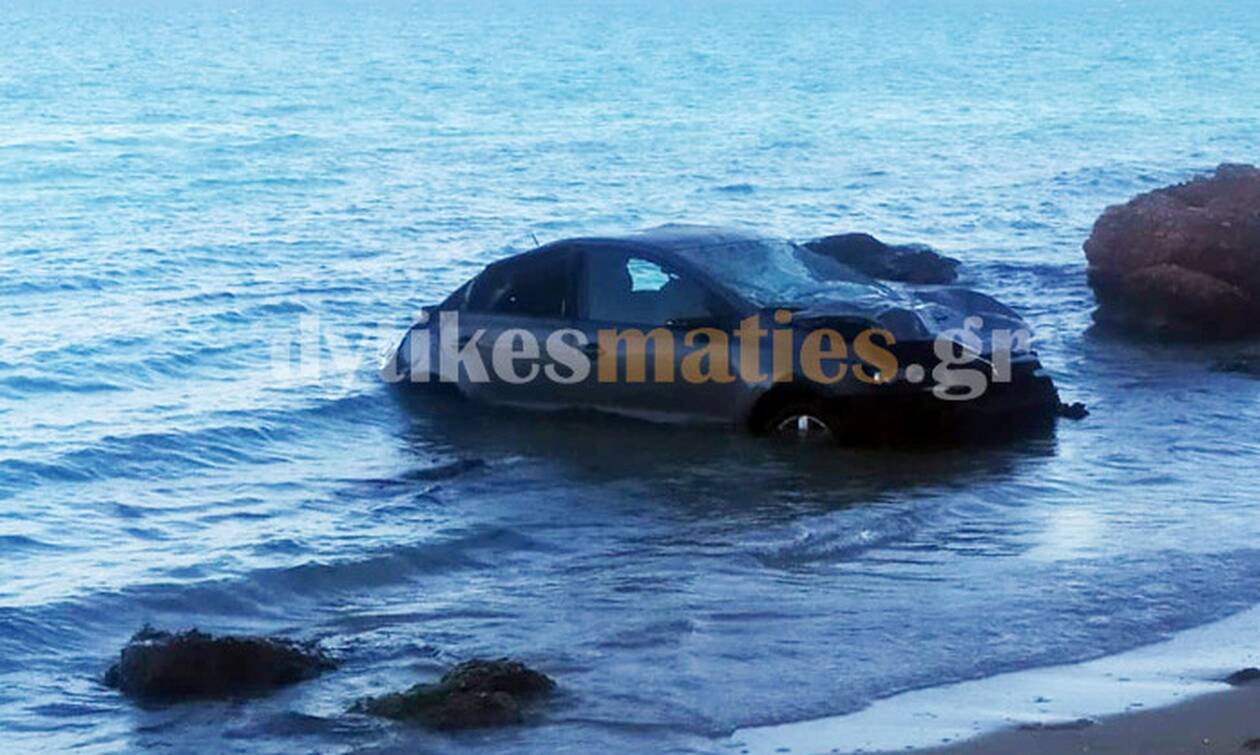 Αυτοκίνητο έπεσε στο γκρεμό και κατέληξε σε παραλία της Βάρκιζας