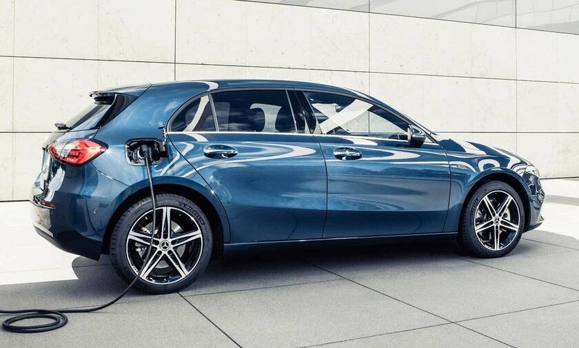 Mercedes: Οι υβριδικές Α250e hatchback & Sedan ξεκινούν από 43.600 και 44.195 ευρώ