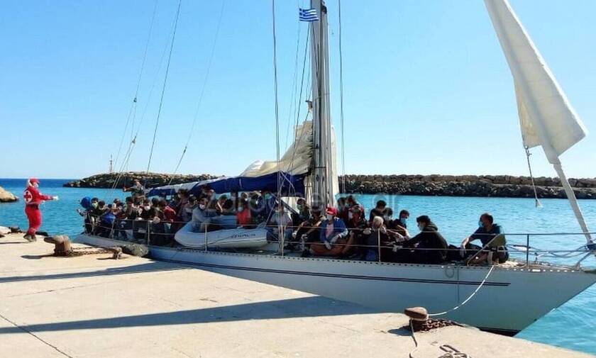 Χανιά: Ρυμουλκήθηκε το σκάφος που μετέφερε πρόσφυγες και μετανάστες  