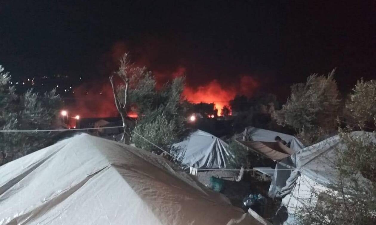 Φωτιά στη Μόρια: Καίγεται ο καταυλισμός - Οι μετανάστες τρέχουν στα βουνά