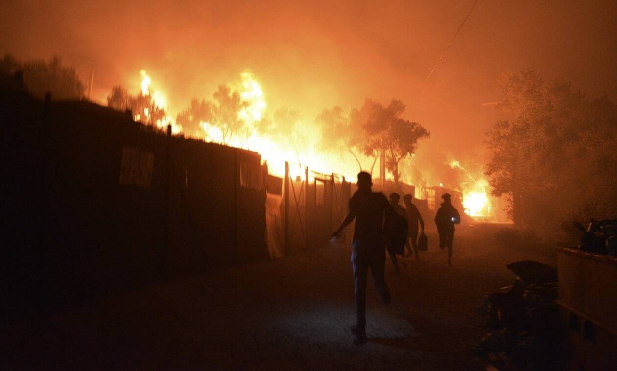 Φωτιά στη Μόρια: Πύρινη κόλαση το ΚΥΤ - Εκκενώθηκε η δομή από χιλιάδες μετανάστες