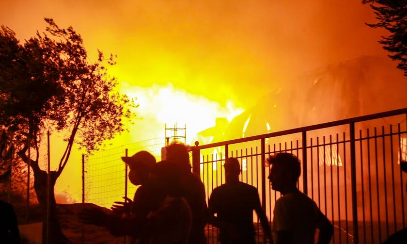 Φωτιά στην Μόρια: Σε έκτακτη κατάσταση η Μυτιλήνη -  Μεταφέρθηκαν ΜΑΤ στο νησί