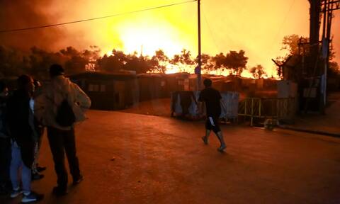 Φωτιά στην Μόρια: Φόβοι για νεκρούς από την καταστροφή στο ΚΥΤ