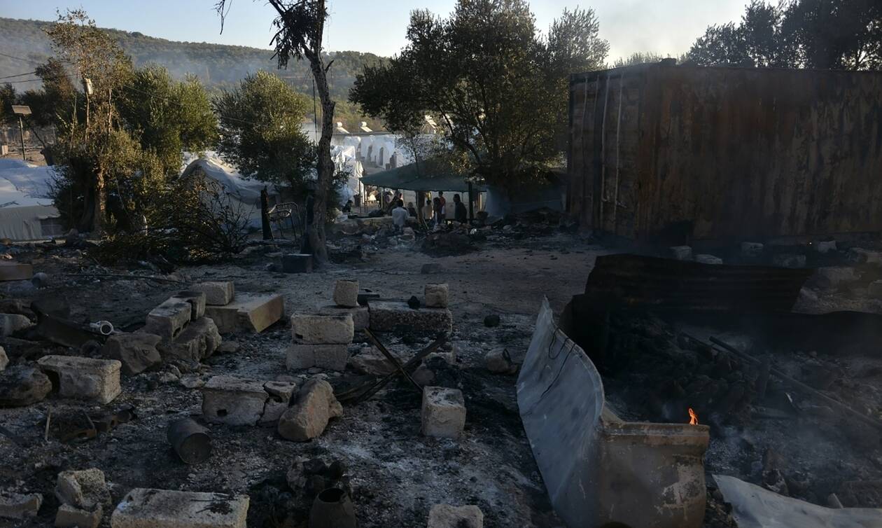 Φωτιά στην Μόρια: Επιθέσεις με πέτρες δέχονταν από μετανάστες οι πυροσβέστες (vid)