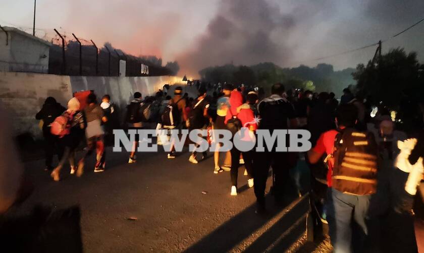 Το Newsbomb.gr στην Μόρια: Δραματική κατάσταση - Παντού φωτιά και απελπισία