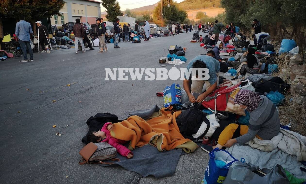 To Newsbomb.gr στη Μόρια: Εικόνες που σοκάρουν - Στο δρόμο κοιμήθηκαν οι μετανάστες