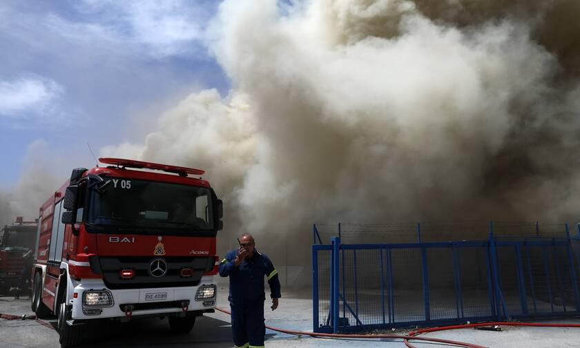 Φωτιά ΤΩΡΑ στην Αθήνα: Στις φλόγες εγκαταλελειμμένος χώρος με ελαστικά στη Λένορμαν