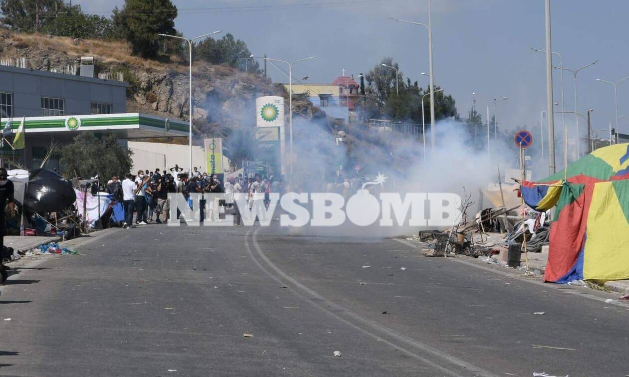 Το Newsbomb.gr στη Μυτιλήνη: Ένταση και πετροπόλεμος σε πορεία διαμαρτυρίας