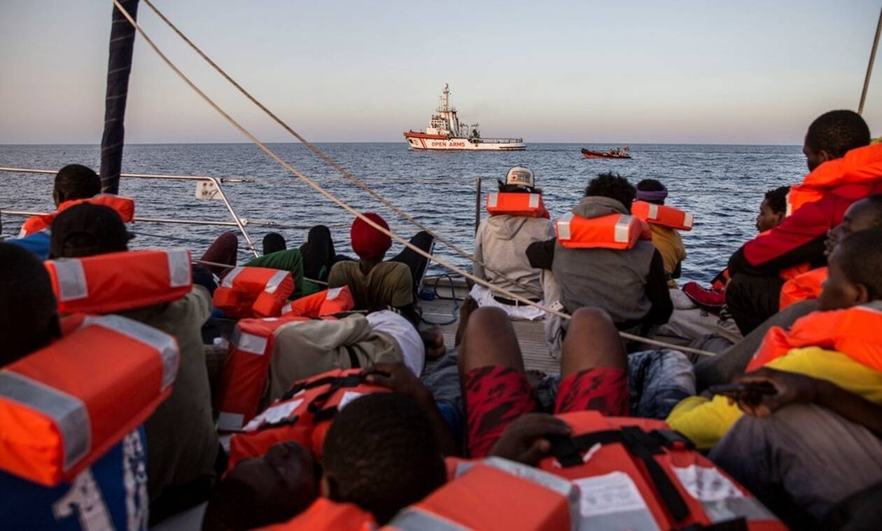 Ιταλία: Μετά από 40 μέρες αποκλεισμού σε ένα δεξαμενόπλοιο, 25 μετανάστες αποβιβάστηκαν στη Σικελία