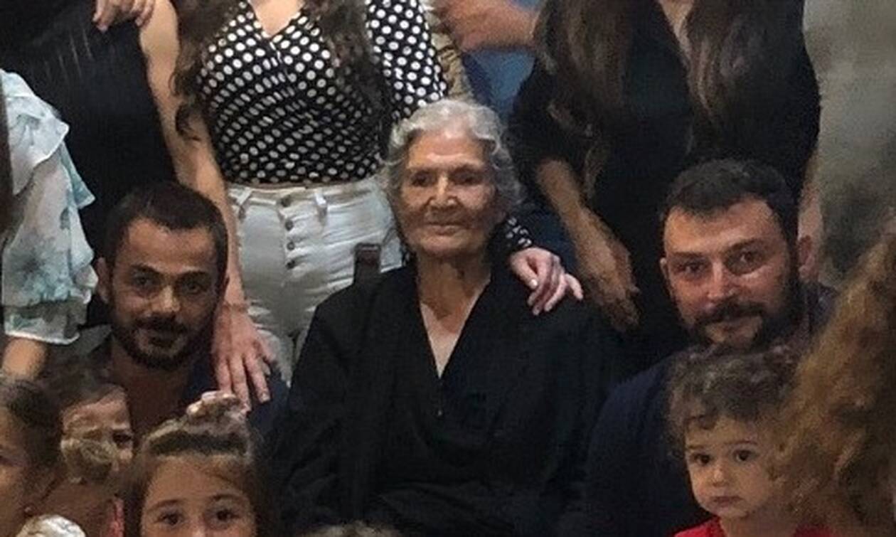 Χαμός με γιαγιά από την Κρήτη: Ζήτησε να φωτογραφηθεί με τα εγγόνια της - Δείτε πόσα μαζεύτηκαν