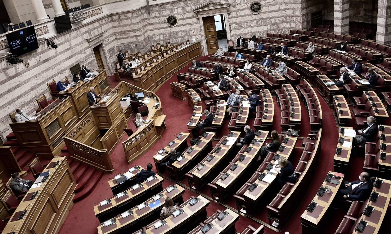 Βουλή: Υπερψηφίστηκαν οι επίμαχες τροπολογίες για τα εργασιακά