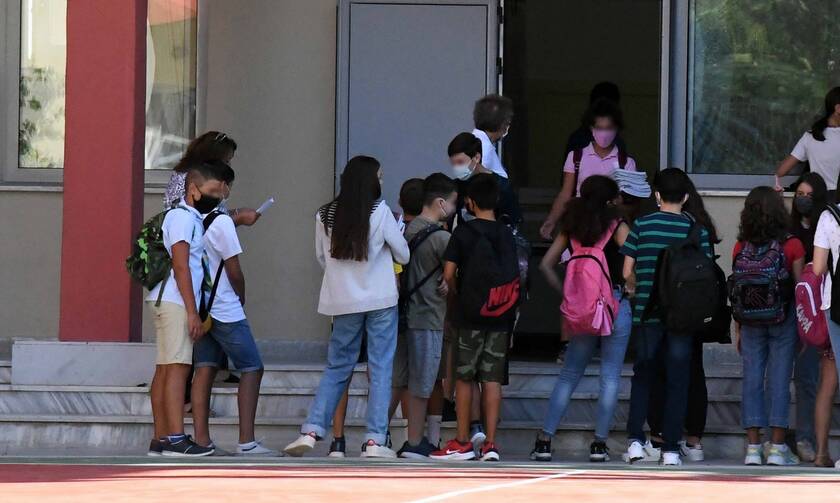 Kορονοϊός: Τι λέει ο ΕΟΔΥ για το αλαλούμ σε σχολείο στο Κερατσίνι και το λάθος τεστ σε μαθητή
