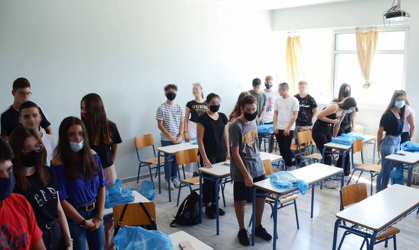 Κορονοϊός: Εικόνα συνωστισμού σε σχολείο στον Πειραιά - Ανησυχία για την αύξηση των κρουσμάτων