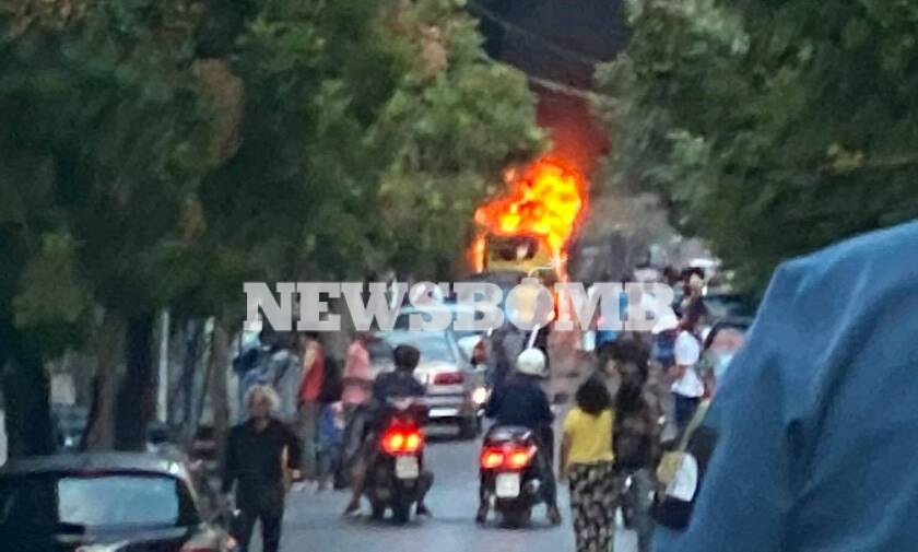 Αυτοκίνητο τυλίχθηκε στις φλόγες στο κέντρο της Αθήνας