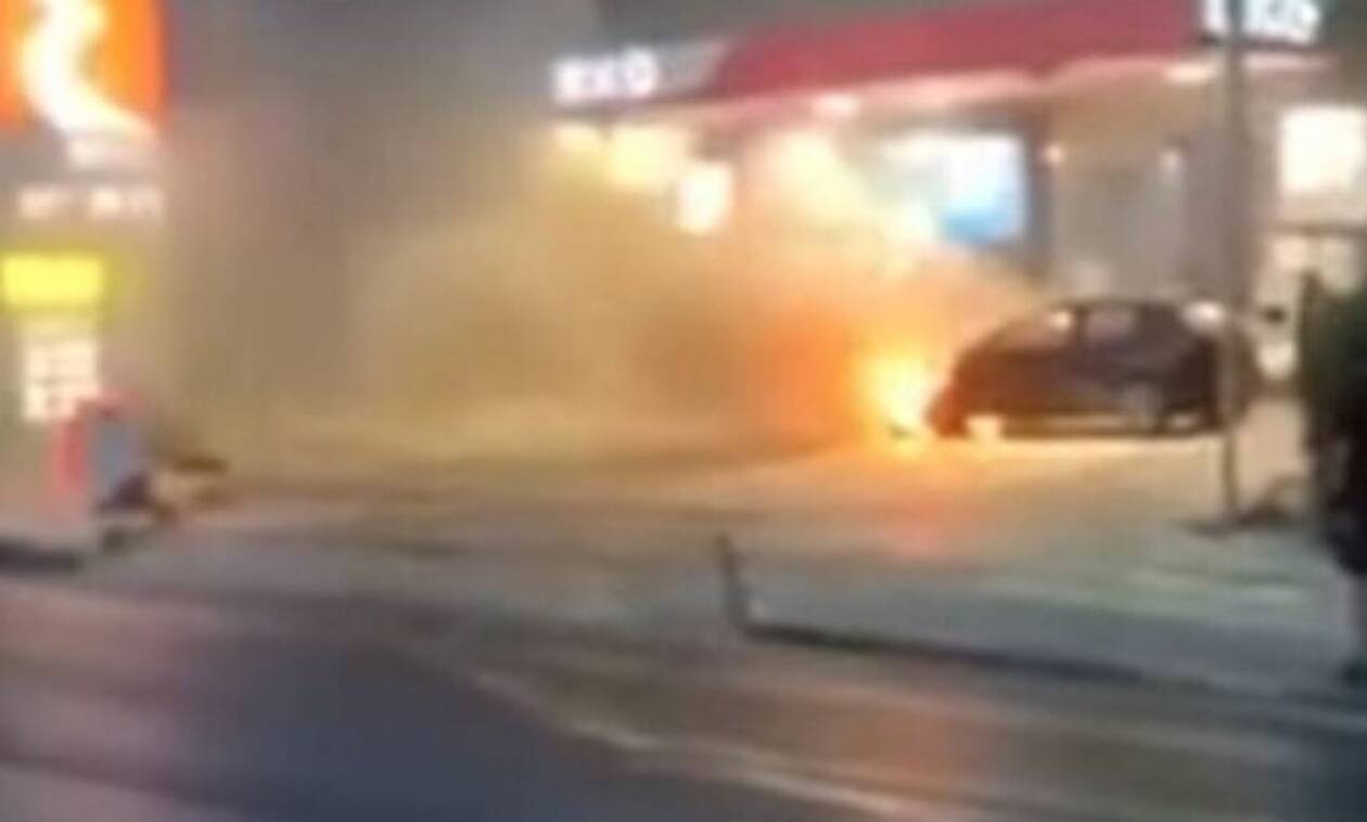 Τρόμος στην Γλυφάδα: Φλεγόμενο αυτοκίνητο μπήκε σε βενζινάδικο (vid)