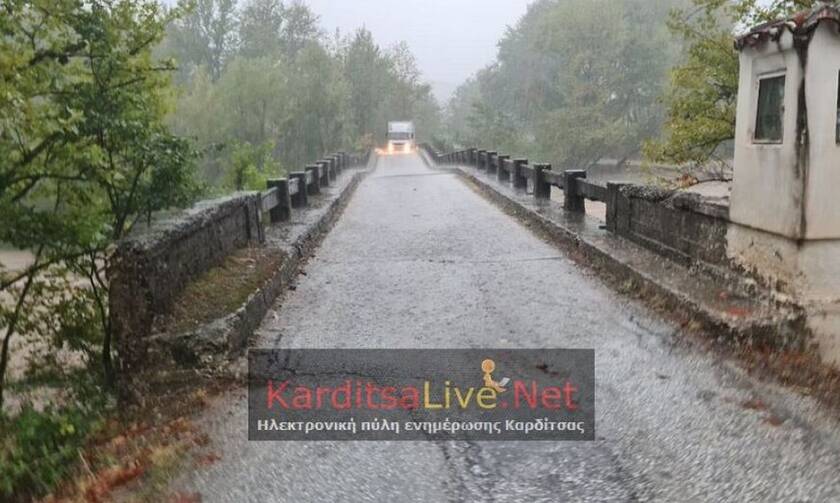 Κακοκαιρία Ιανός - Καρδίτσα: Κατέρρευσε η γέφυρα «Μπαλάνου» στο Μουζάκι