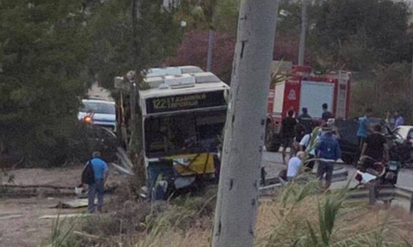 Τροχαίο σοκ στην Αγία Μαρίνα: ΙΧ συγκρούστηκε με λεωφορείο - Ένας χαροπαλεύει, ένας σοβαρά τραματίας