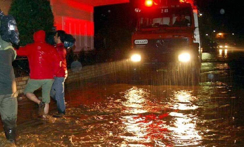 Κακοκαιρία Ιανός - Καρδίτσα: Έσπασε το ανάχωμα στον ποταμό Καράμπαλη, πλημμυρίζει η πόλη