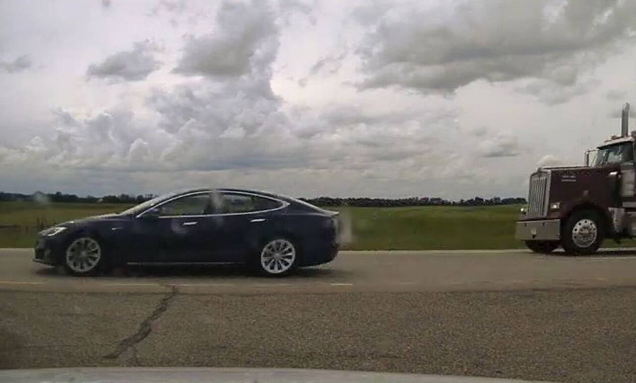 Ένα Tesla ταξίδευε με 140 χλμ/ώρα με οδηγό και συνεπιβάτη να κοιμούνται!