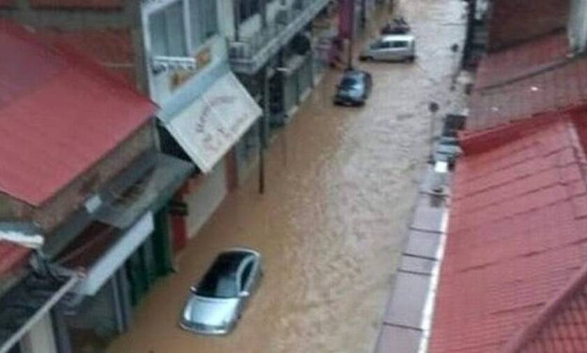 Κακοκαιρία Ιανός - Κρήτη: Πλημμύρισαν δρόμοι και καταστήματα - Επτά πτήσεις ακυρώθηκαν