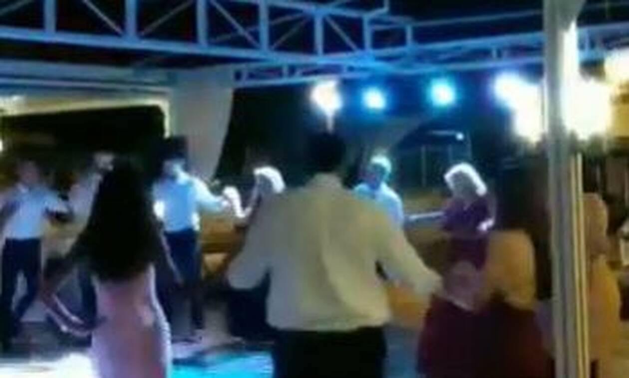 Κορονοϊός: Γλέντι και χορός χωρίς αποστάσεις σε γαμήλια γλέντια στην Εύβοια (vid)