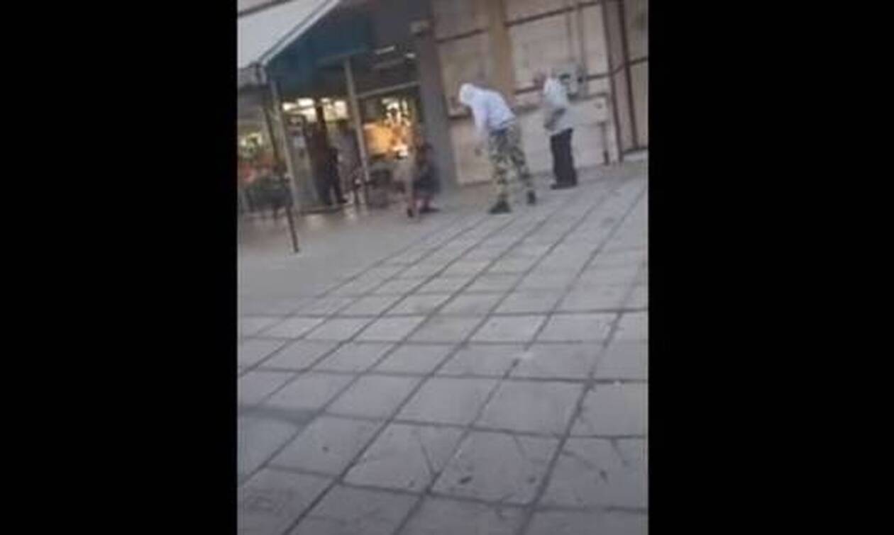 Βίντεο ντοκουμέντο: Επίθεση με όπλο στη Θεσσαλονίκη - Ο δράστης κλωτσάει και απειλεί το θύμα