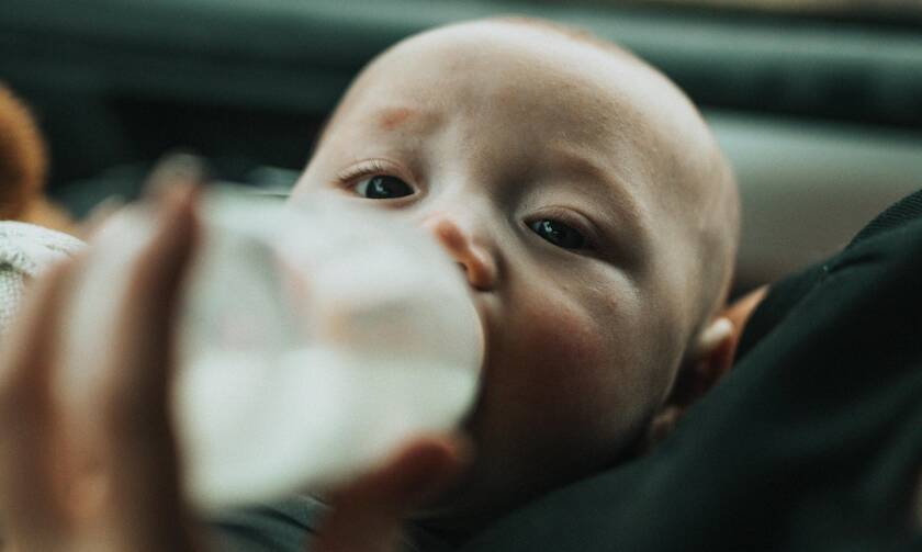 Γιατί δεν πρέπει να πίνει νερό το μωρό κάτω των 6 μηνών