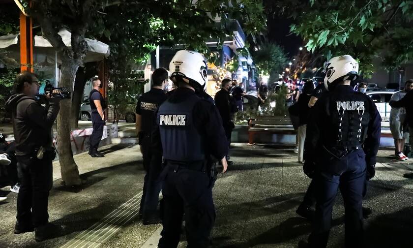 Παγκράτι: Έφοδος της Αστυνομίας στην πλατεία Βαρνάβα λόγω συνωστισμού