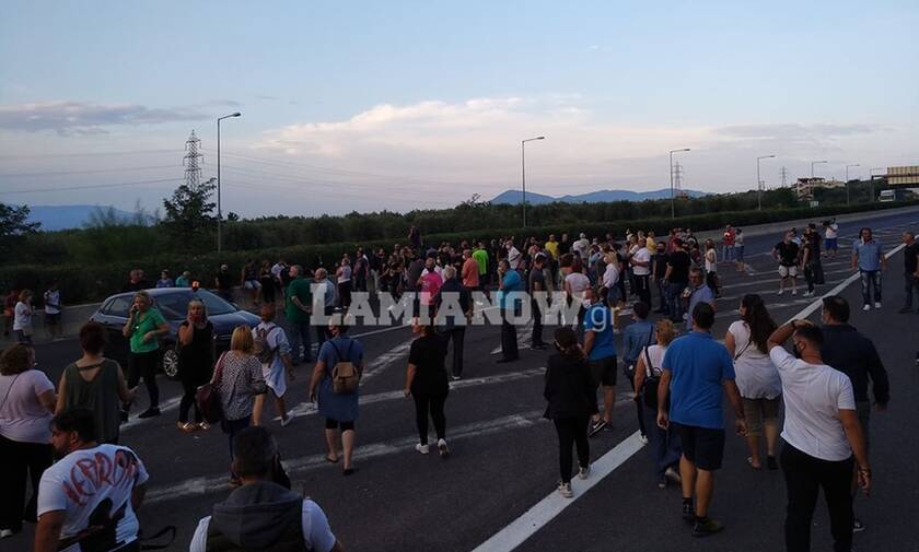 ΤΩΡΑ: Κλειστή η Αθηνών - Λαμίας - Διαμαρτυρία κατοίκων στα Καμένα Βούρλα για τους μετανάστες