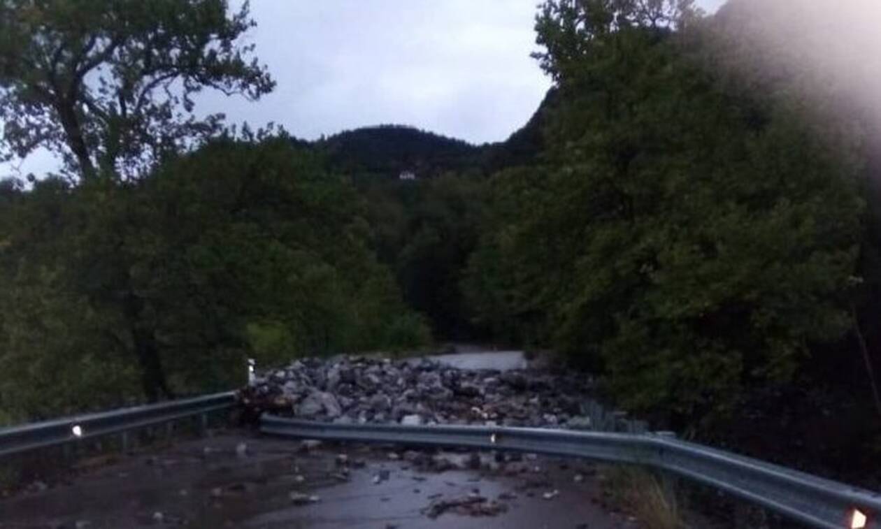 Κακοκαιρία σε Ναύπακτο, Αγρίνιο και Κέρκυρα: «Ποτάμια» οι δρόμοι, έπεσαν δέντρα