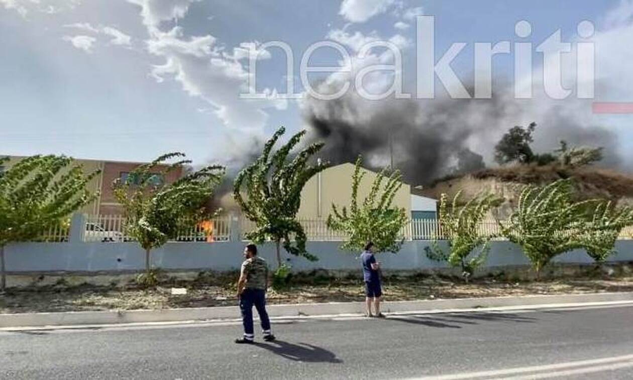 Ηράκλειο Κρήτης: Στις φλόγες εργοστάσιο – Στο νοσοκομείο ο ιδιοκτήτης 